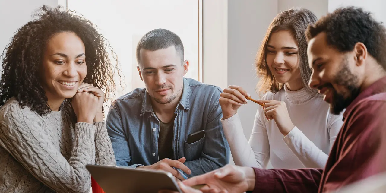 Team of professionals discovering the NFC tool through the ClickCard platform