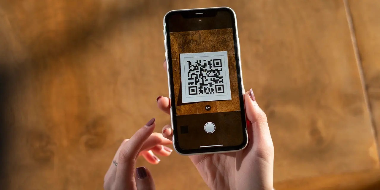 Profissional utilizando o recurso de QR Code para ter acesso à informação