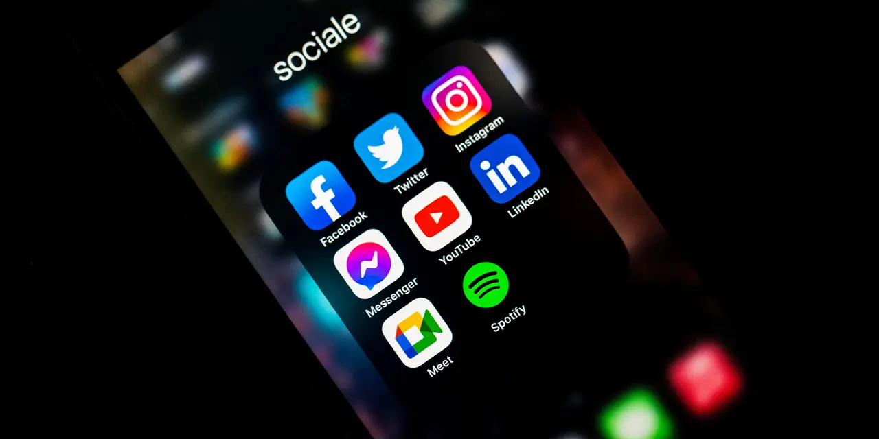 Celular com aplicativos de redes sociais abertos para iniciar para adicionar novas conexões ou compartilhar publicações relevantes no perfil